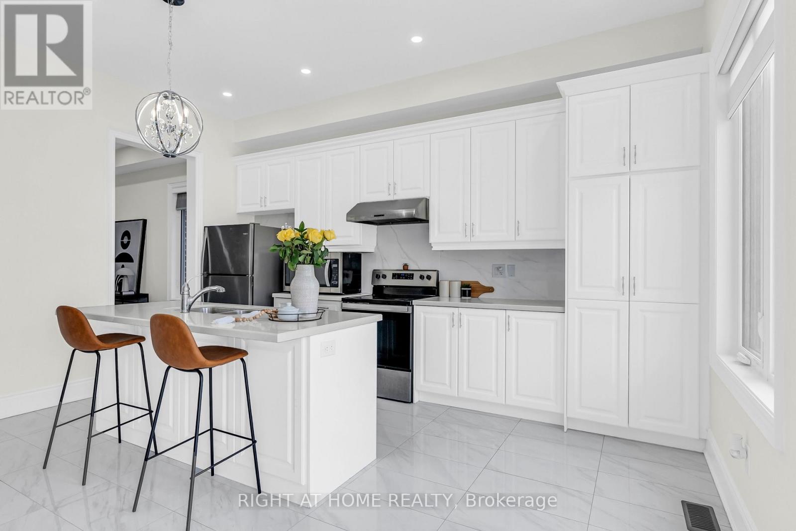 62 Dotchson Avenue, Caledon, Ontario  L7C 4G7 - Photo 13 - W12370567