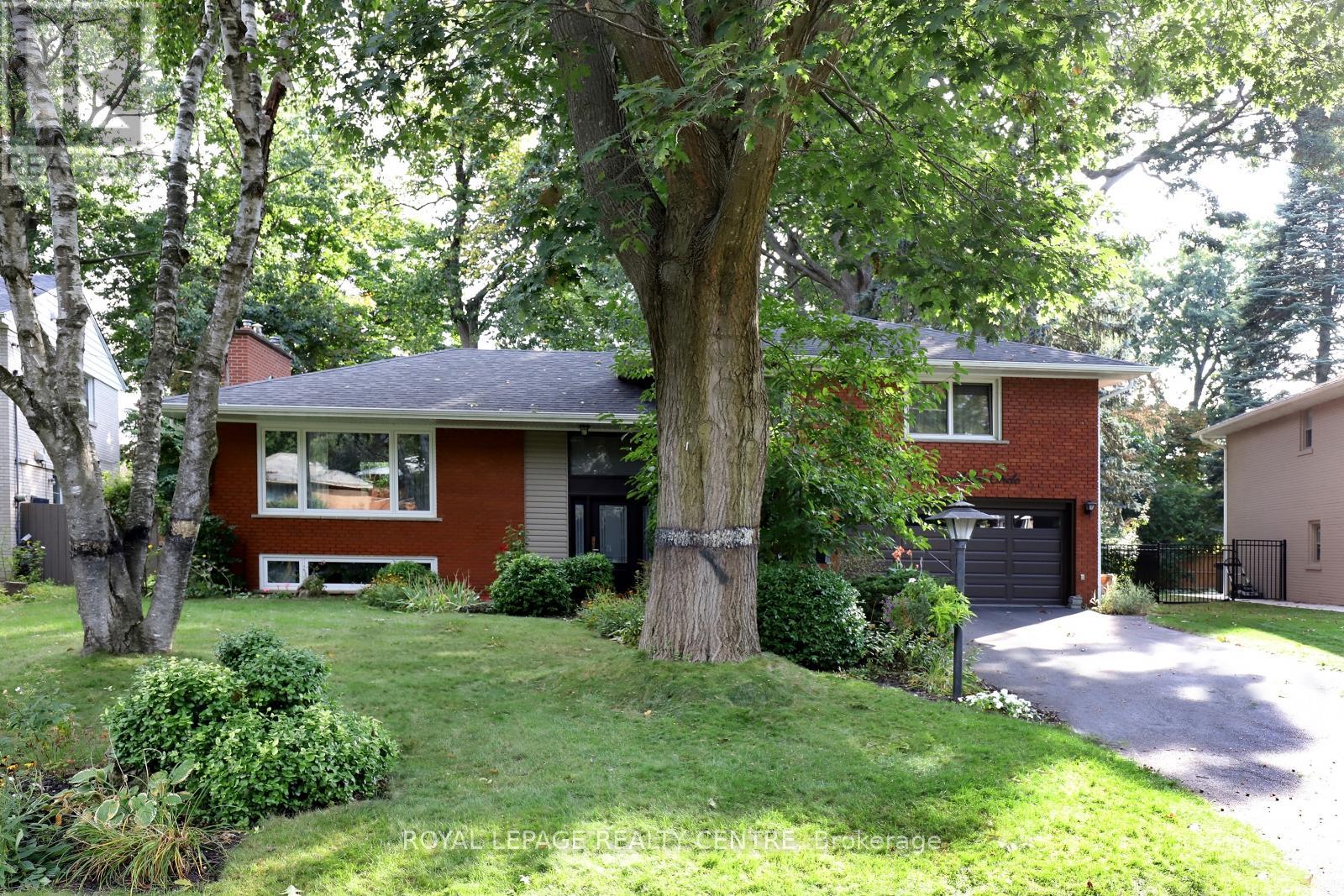 3338 Enniskillen Circle, Mississauga, Ontario  L5C 2M8 - Photo 3 - W12370580