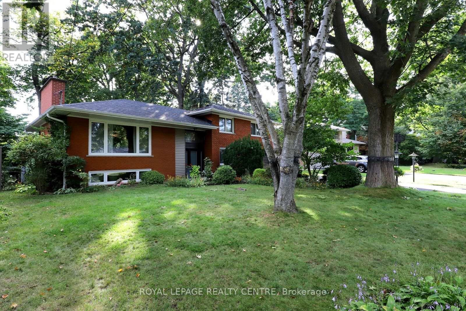3338 Enniskillen Circle, Mississauga, Ontario  L5C 2M8 - Photo 4 - W12370580