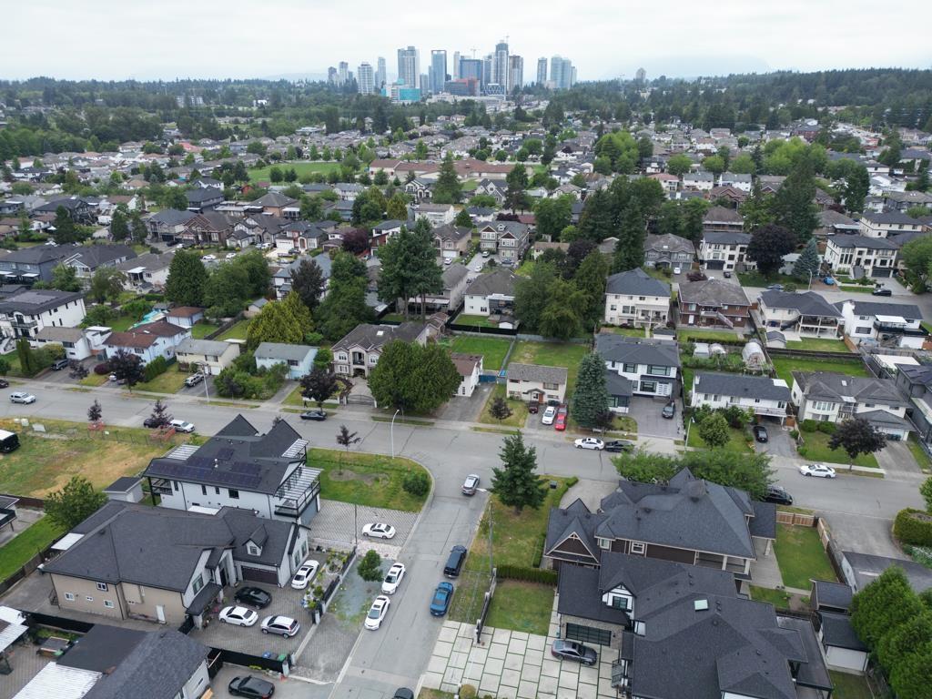 8854 139 Street, Surrey, British Columbia  V3V 5X4 - Photo 3 - R3034056