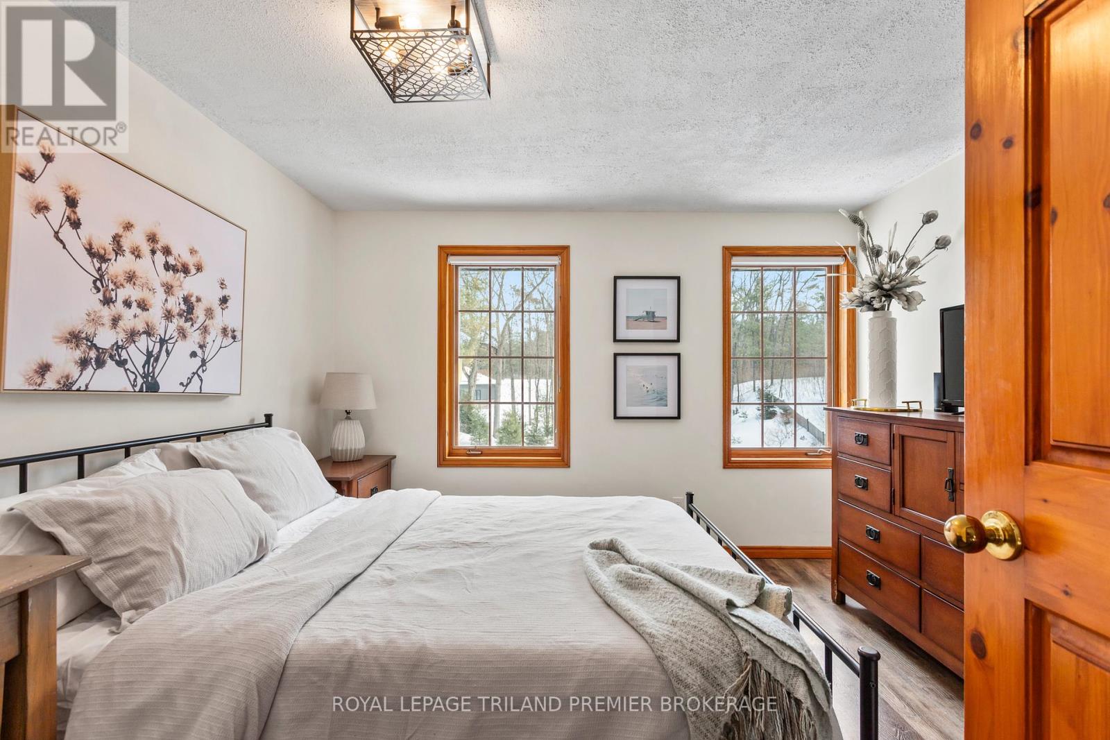 9936 Ontario Street, Lambton Shores, Ontario  N0M 2L0 - Photo 27 - X12370669