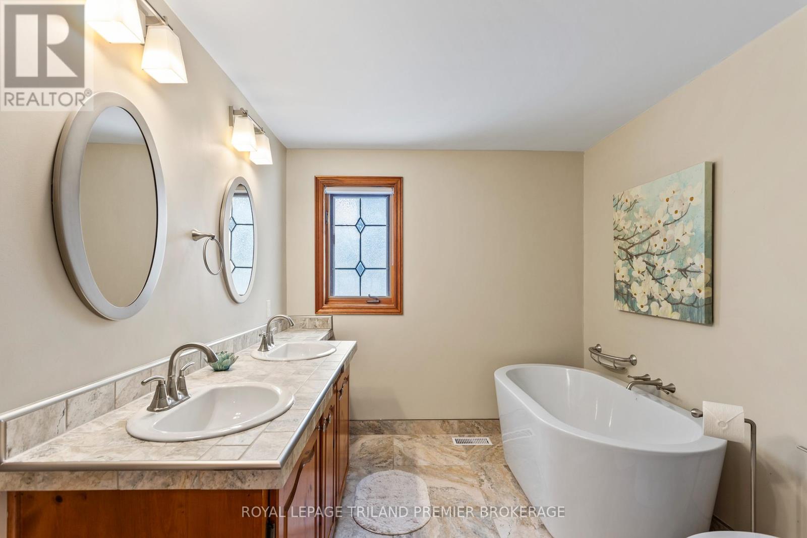 9936 Ontario Street, Lambton Shores, Ontario  N0M 2L0 - Photo 36 - X12370669