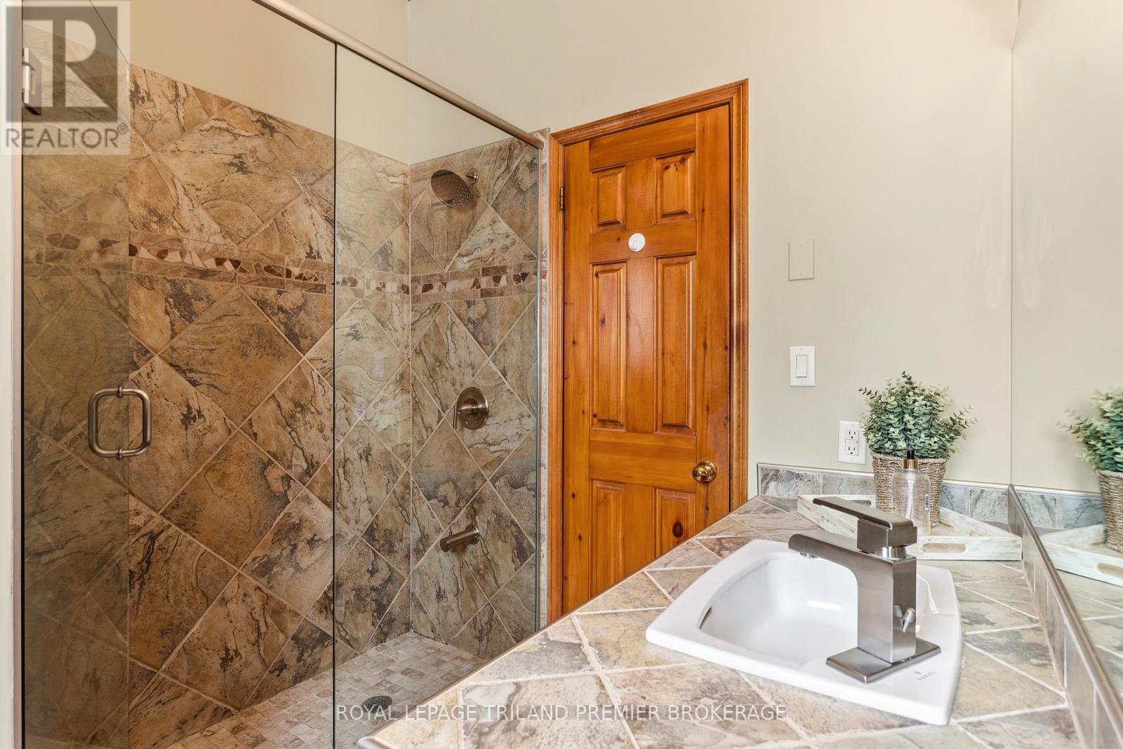 9936 Ontario Street, Lambton Shores, Ontario  N0M 2L0 - Photo 39 - X12370669