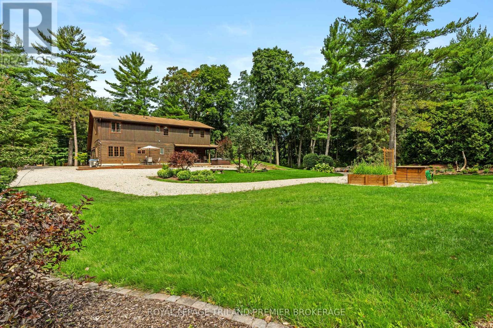 9936 Ontario Street, Lambton Shores, Ontario  N0M 2L0 - Photo 43 - X12370669