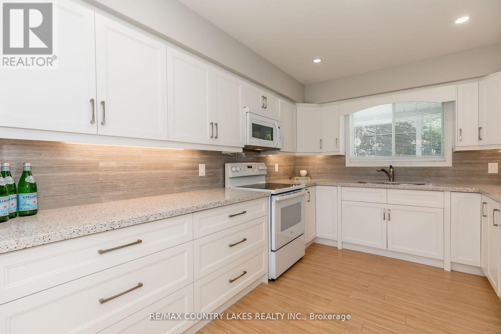47 Lake Avenue, Ramara, Ontario  L0K 1B0 - Photo 14 - S12370625