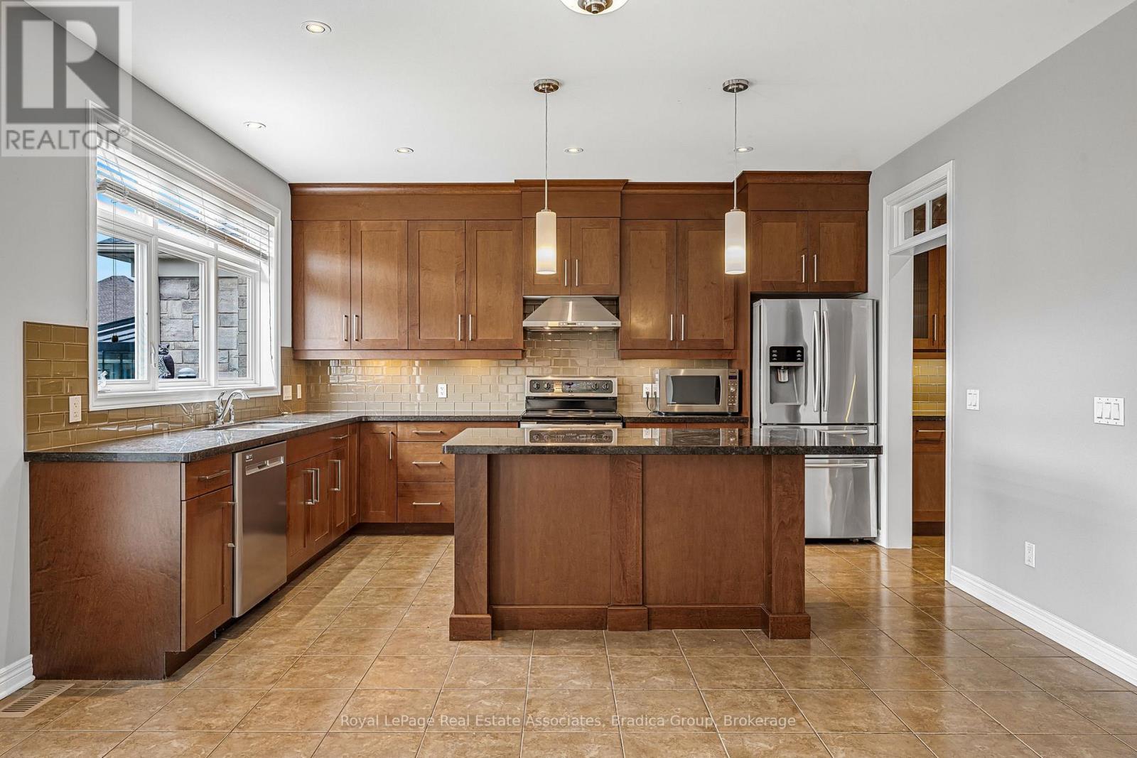 17 Trailwood Drive, Welland (Coyle Creek), Ontario  L3C 0B6 - Photo 10 - X12367339
