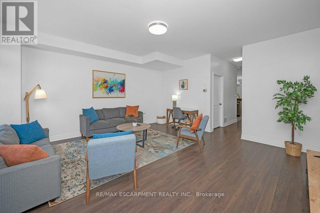 2082 Pine Street, Burlington, Ontario  L7R 1G2 - Photo 14 - W12370636
