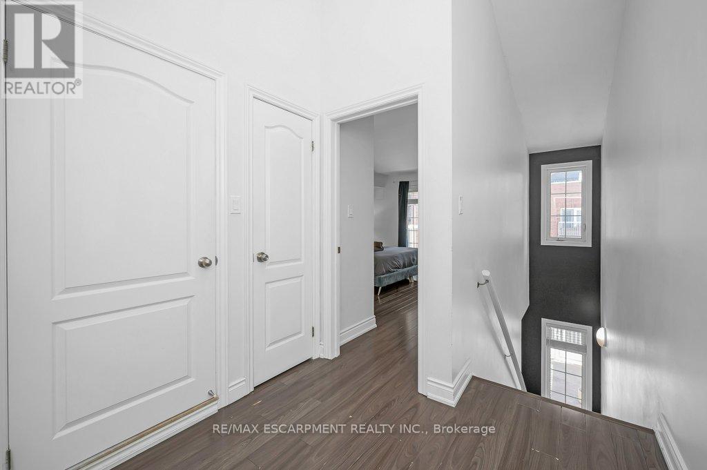 2082 Pine Street, Burlington, Ontario  L7R 1G2 - Photo 17 - W12370636