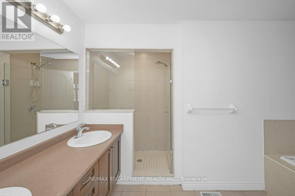 2082 Pine Street, Burlington, Ontario  L7R 1G2 - Photo 24 - W12370636