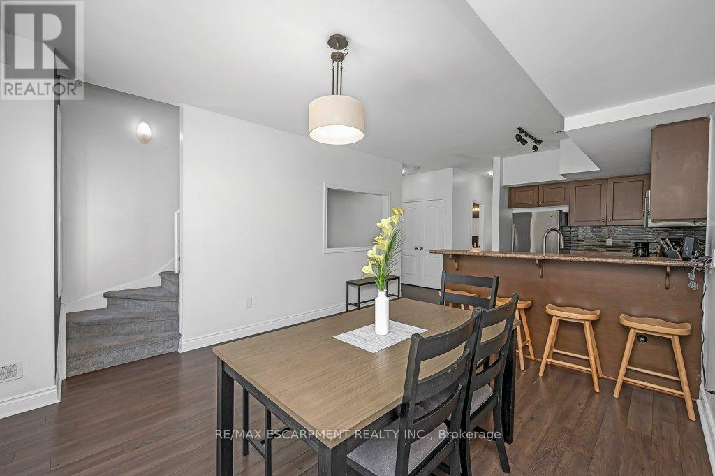 2082 Pine Street, Burlington, Ontario  L7R 1G2 - Photo 9 - W12370636