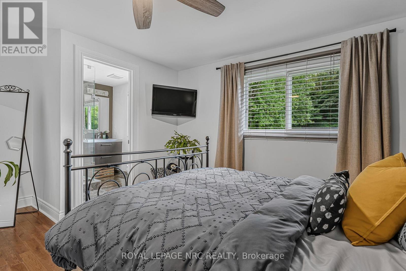 146 Merritt Road, Pelham (Fonthill), Ontario  L3B 5N5 - Photo 16 - X12370747