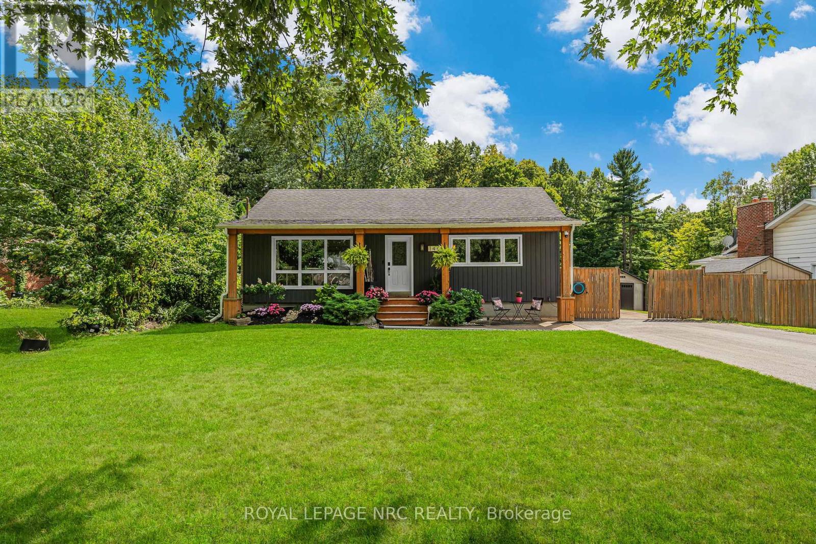 146 Merritt Road, Pelham (Fonthill), Ontario  L3B 5N5 - Photo 2 - X12370747