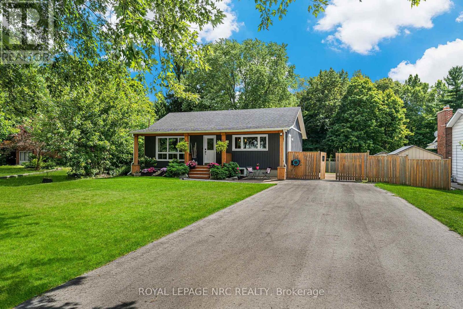 146 Merritt Road, Pelham (Fonthill), Ontario  L3B 5N5 - Photo 3 - X12370747