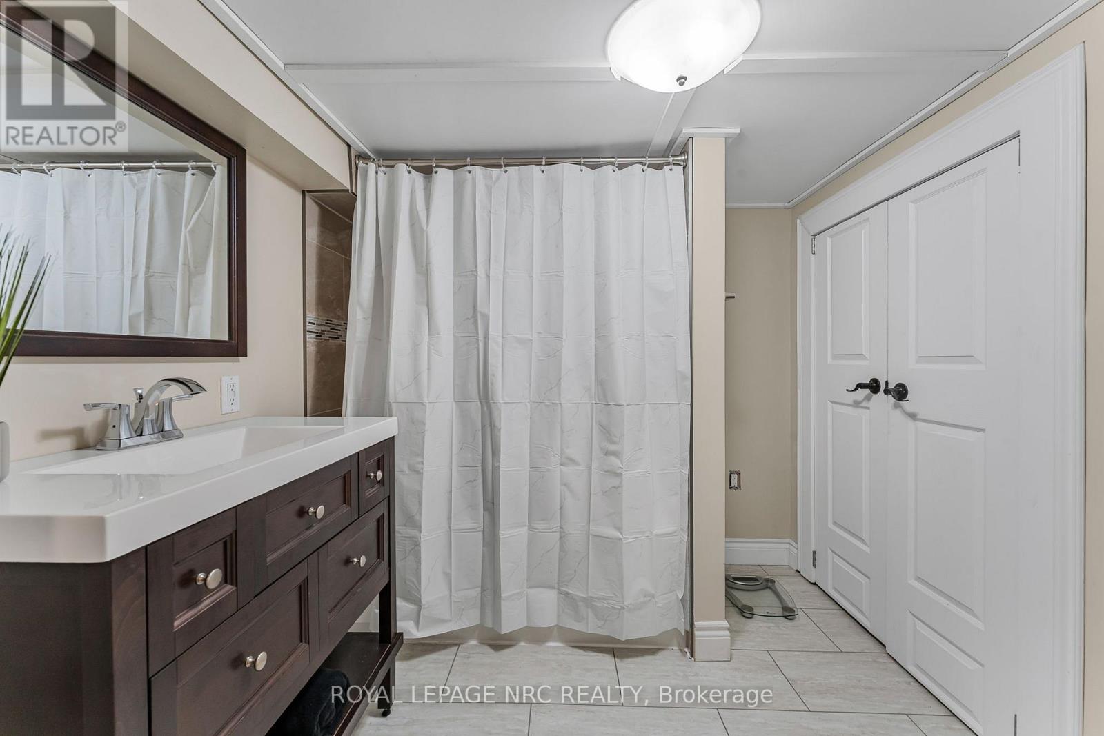 146 Merritt Road, Pelham (Fonthill), Ontario  L3B 5N5 - Photo 33 - X12370747