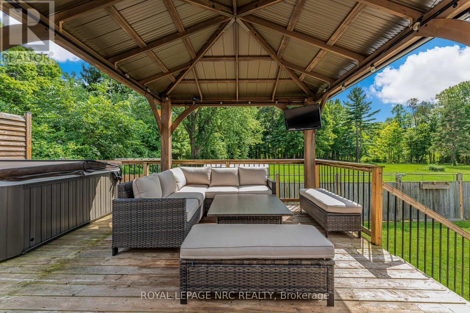 146 Merritt Road, Pelham (Fonthill), Ontario  L3B 5N5 - Photo 36 - X12370747