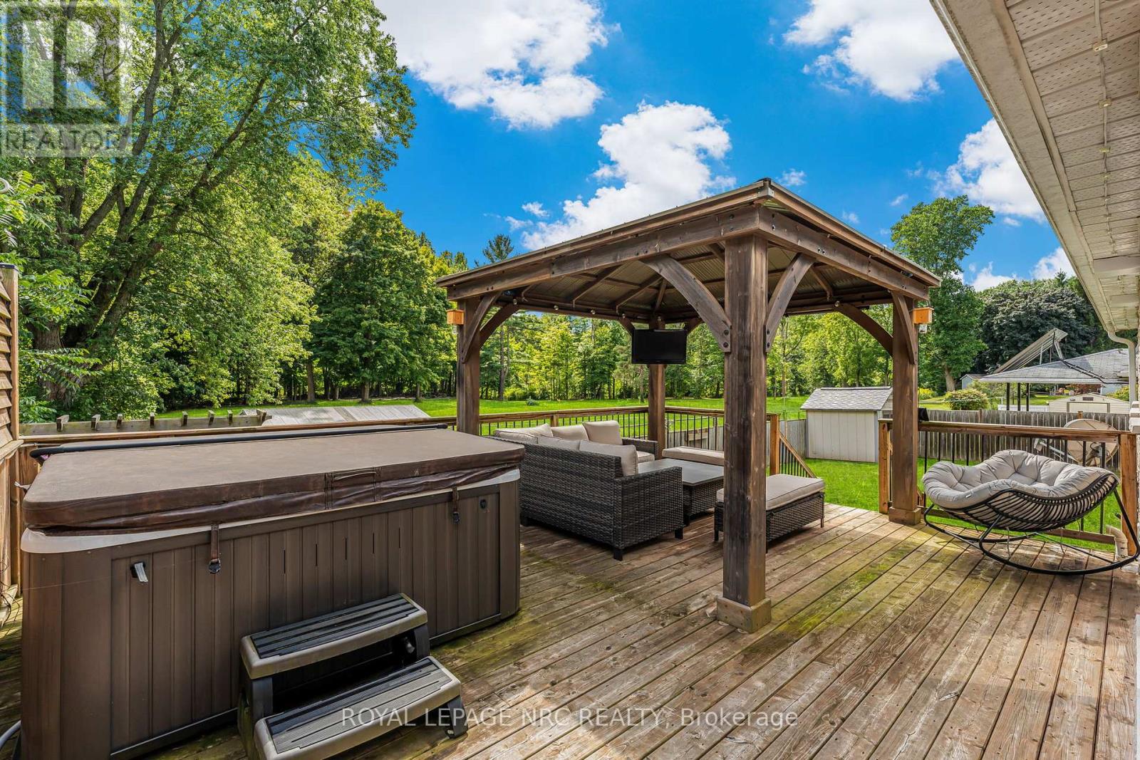 146 Merritt Road, Pelham (Fonthill), Ontario  L3B 5N5 - Photo 38 - X12370747