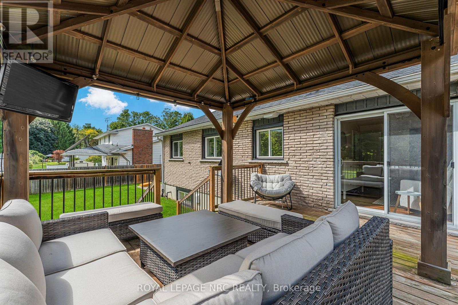 146 Merritt Road, Pelham (Fonthill), Ontario  L3B 5N5 - Photo 39 - X12370747