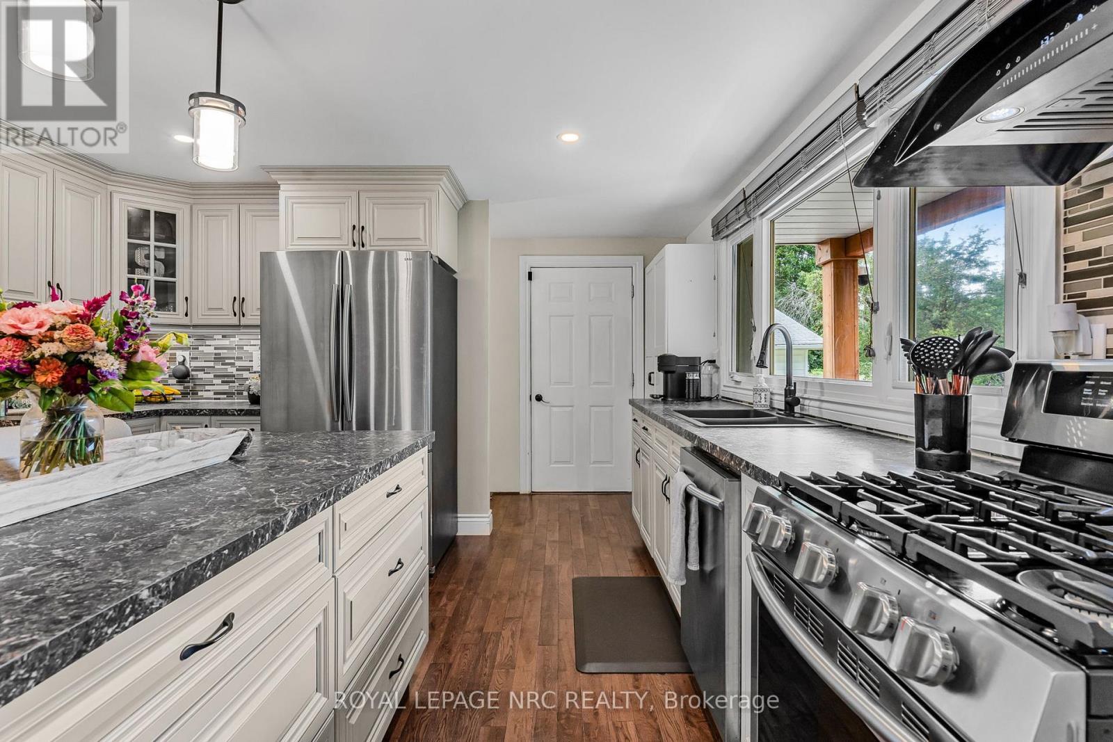 146 Merritt Road, Pelham (Fonthill), Ontario  L3B 5N5 - Photo 8 - X12370747