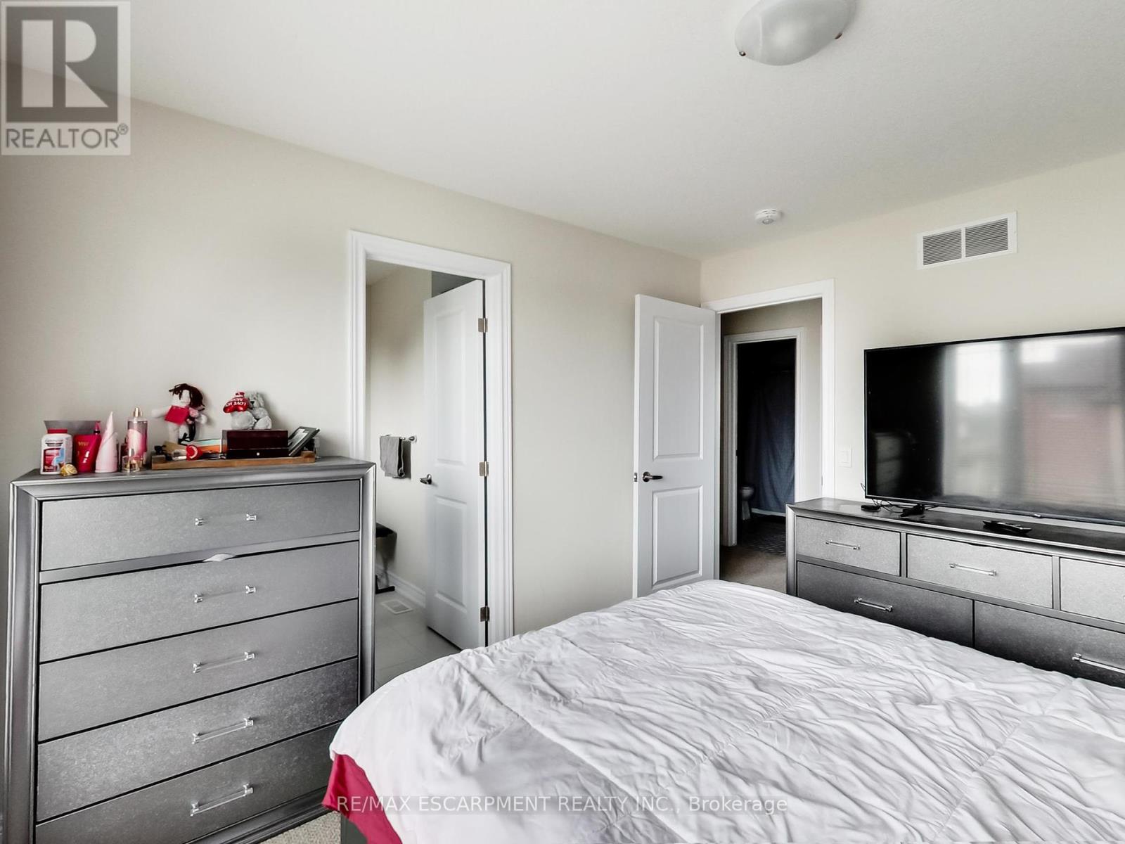 23 - 19 Picardy Drive, Hamilton, Ontario  L8J 0M7 - Photo 27 - X12370663