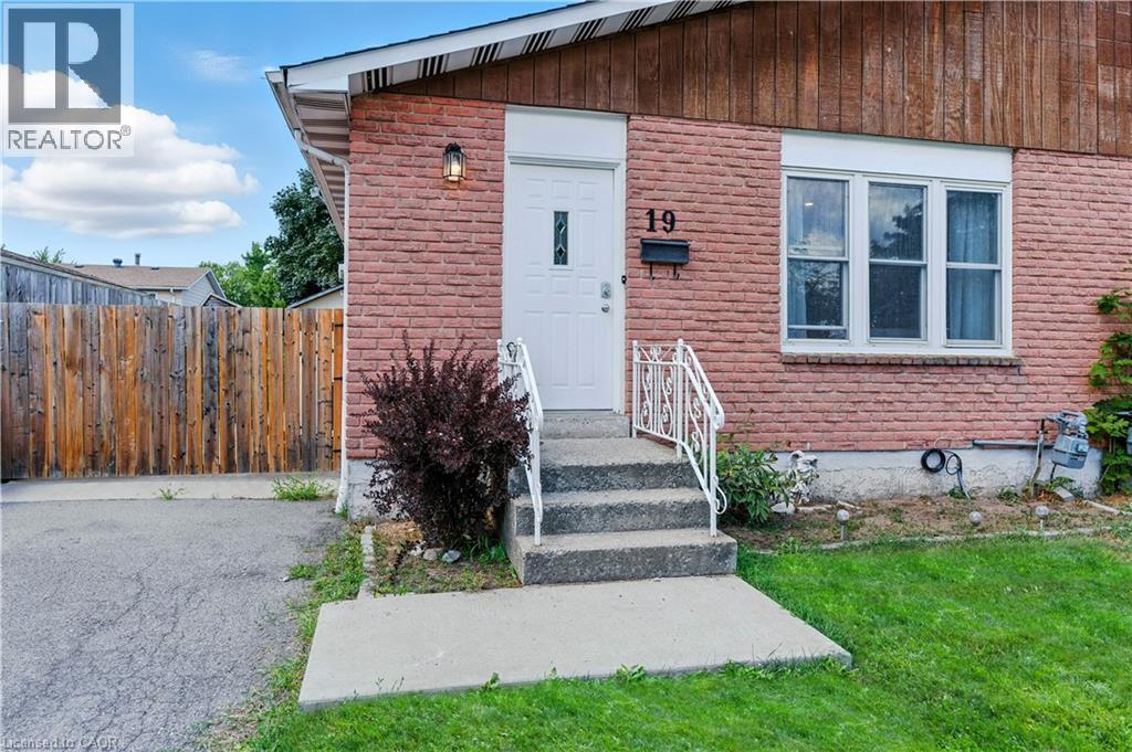 19 Lampman Crescent, Thorold, Ontario  L2V 4K6 - Photo 2 - 40764610