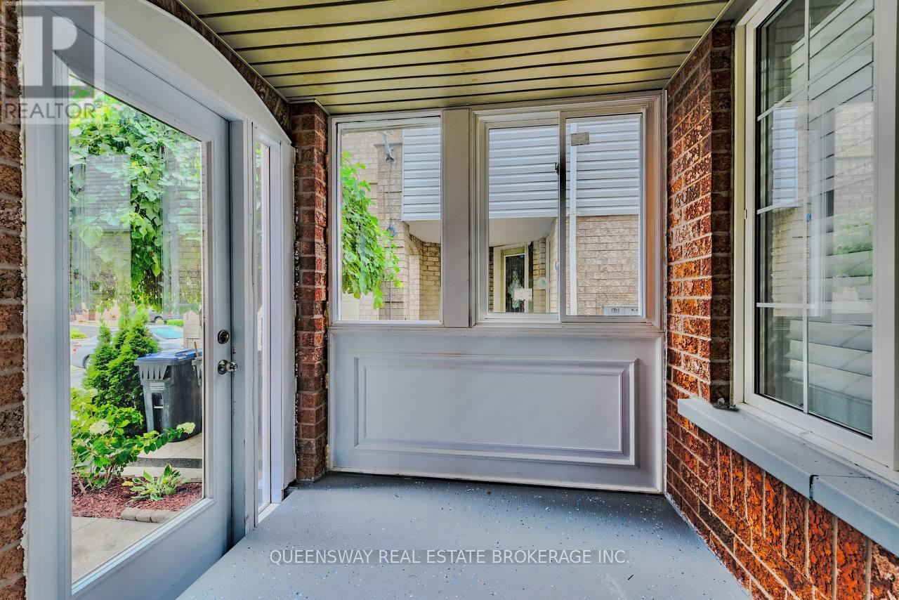 12 Dandelion Road, Brampton, Ontario  L6R 1X3 - Photo 4 - W12370784