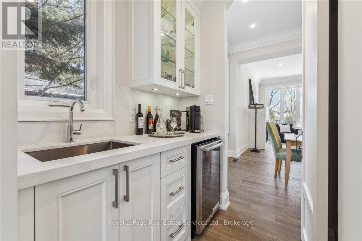 1211 Pinegrove Road, Oakville, Ontario  L6L 2W8 - Photo 8 - W12370854
