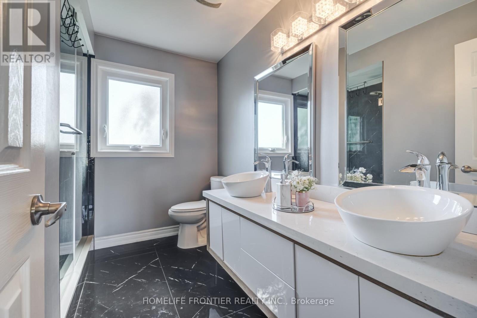615 Sandford Street, Newmarket, Ontario  L3X 1T4 - Photo 25 - N12370819