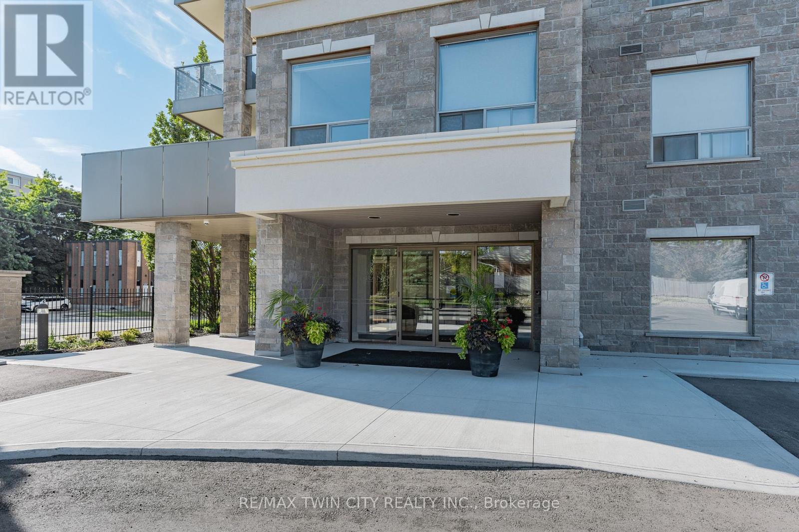 706 - 223 Erb Street W, Waterloo, Ontario  N2L 0B3 - Photo 3 - X12370834