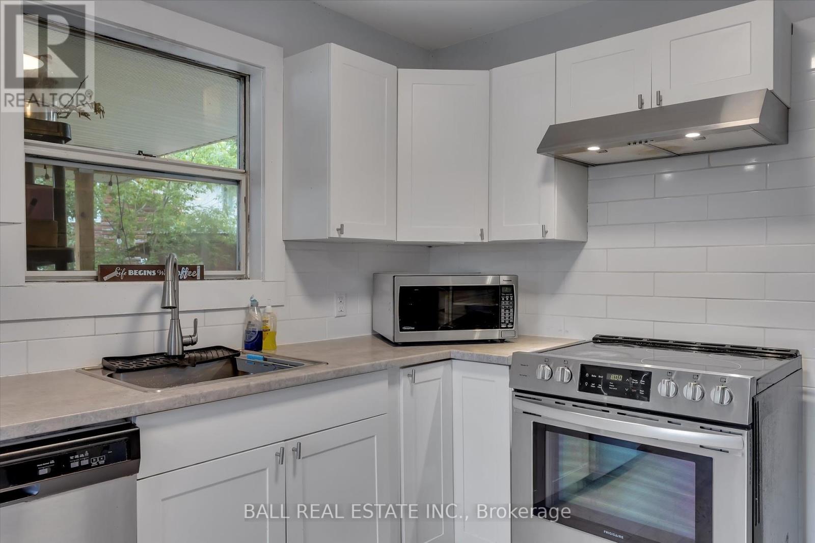 32 Cherryhill Street, Kawartha Lakes (Verulam), Ontario  K0M 1L0 - Photo 11 - X12370999