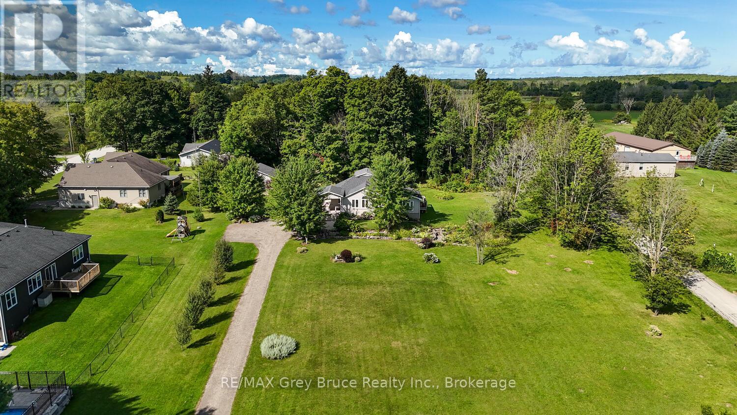 106 Drive-In Crescent, Georgian Bluffs, Ontario  N4K 5N7 - Photo 3 - X12371009