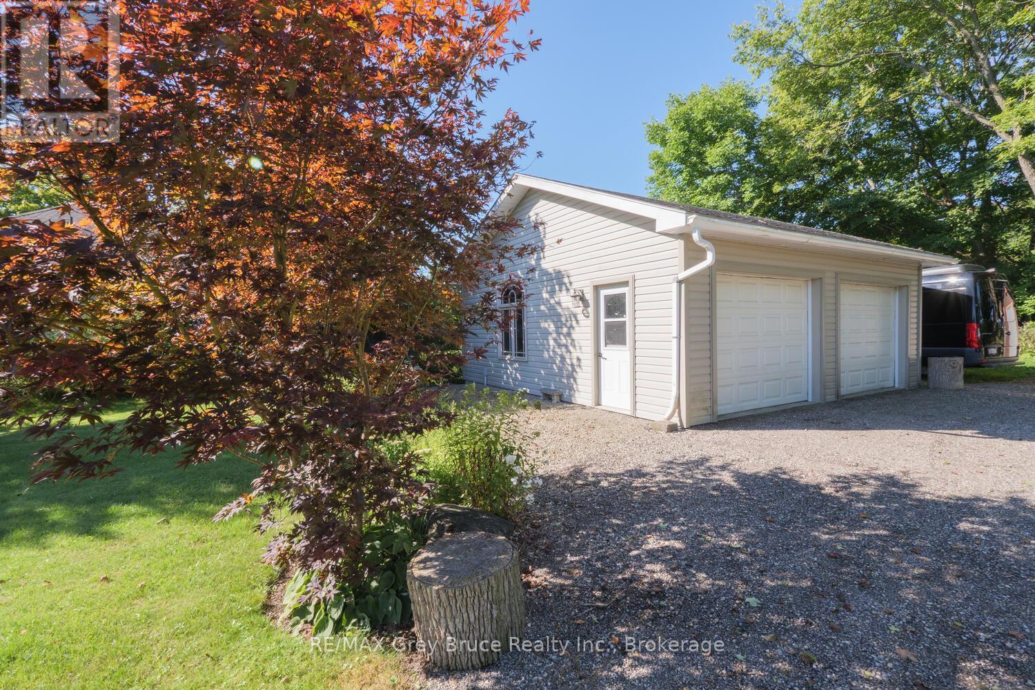 106 Drive-In Crescent, Georgian Bluffs, Ontario  N4K 5N7 - Photo 31 - X12371009