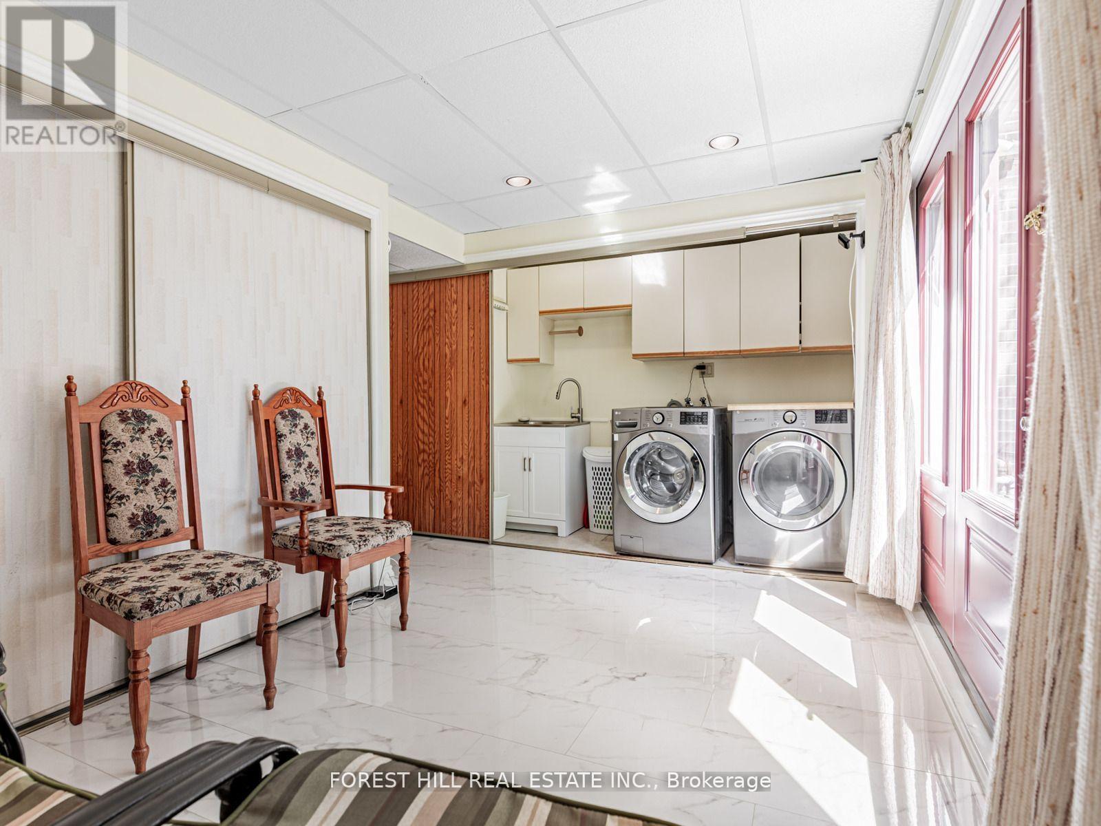 86 Village Greenway, Toronto, Ontario  M2J 1K8 - Photo 9 - C12371048