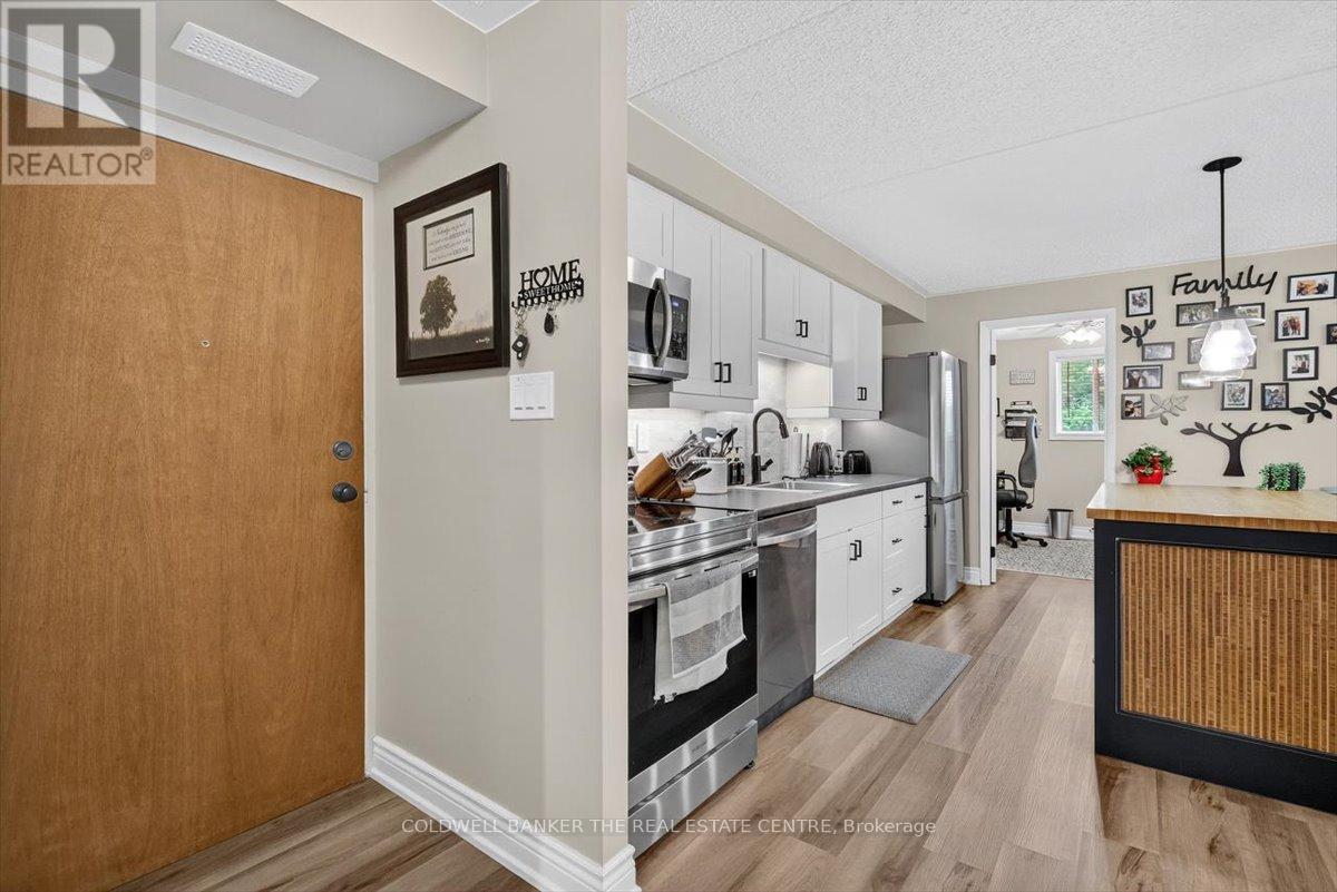 102 - 74 The Queensway S, Georgina, Ontario  L4P 1Z3 - Photo 5 - N12371024