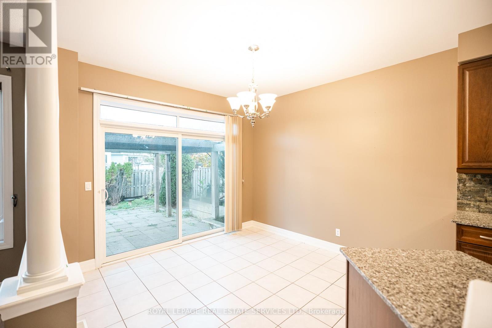 258 Holloway Terrace, Milton (Sc Scott), Ontario  L9T 0S1 - Photo 10 - W12371015
