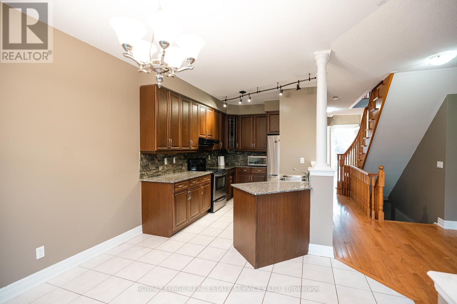 258 Holloway Terrace, Milton (Sc Scott), Ontario  L9T 0S1 - Photo 7 - W12371015