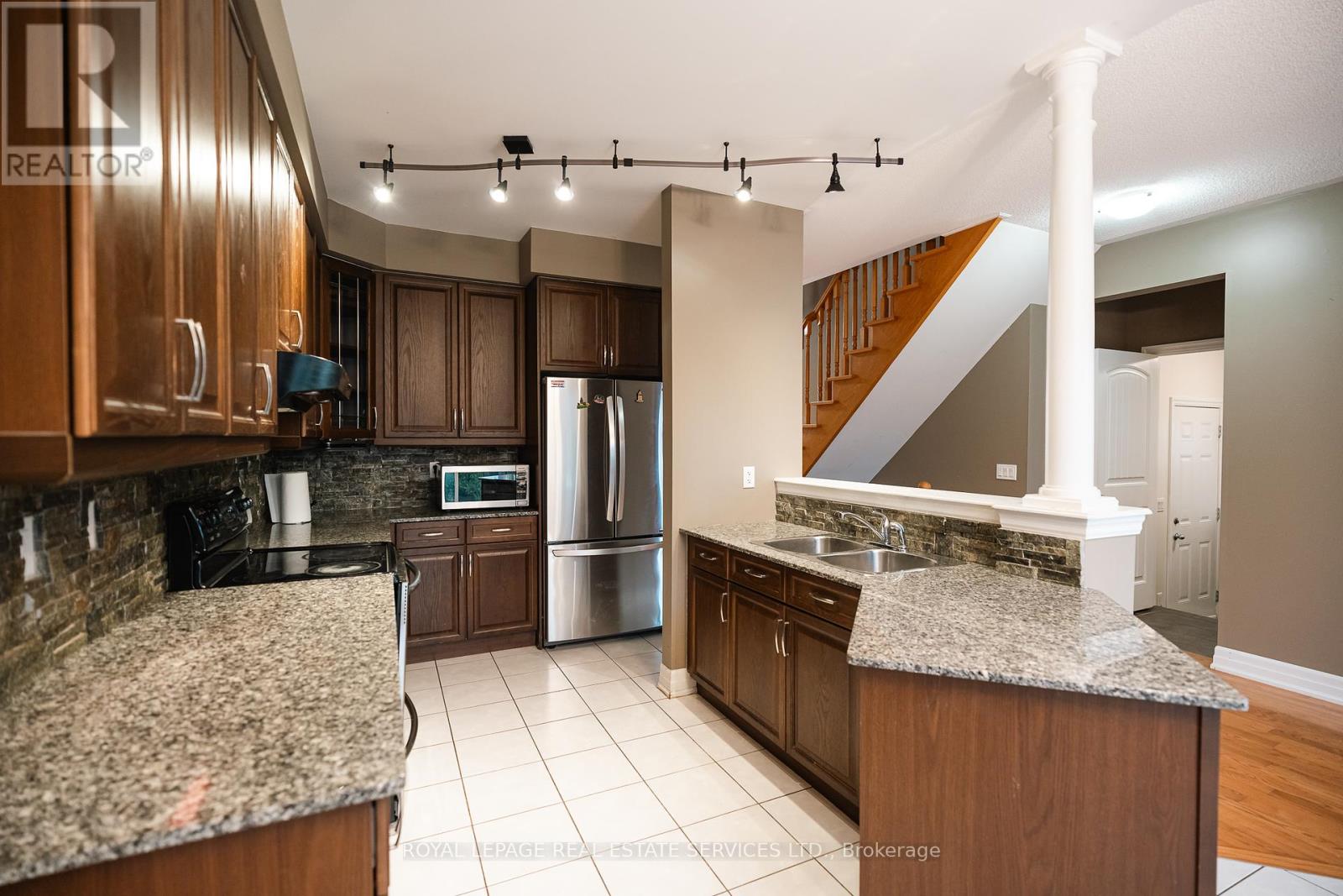 258 Holloway Terrace, Milton (Sc Scott), Ontario  L9T 0S1 - Photo 9 - W12371015