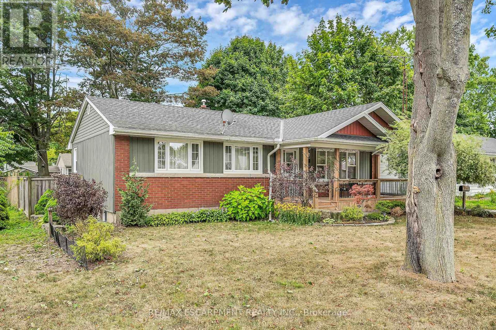 Property at 160 ELIZABETH CRESCENT image 3