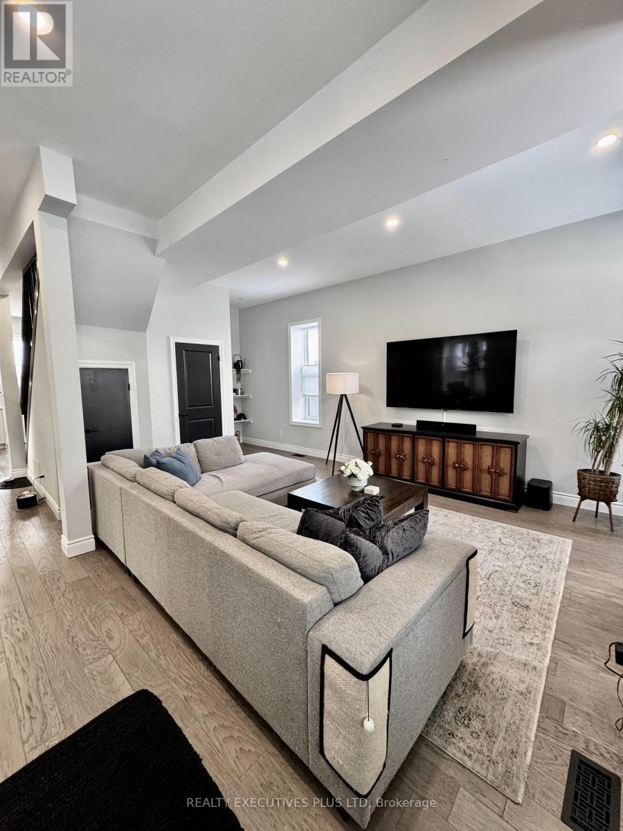 6 Elgin Street N, Cambridge, Ontario  N1R 5G7 - Photo 3 - X12371056