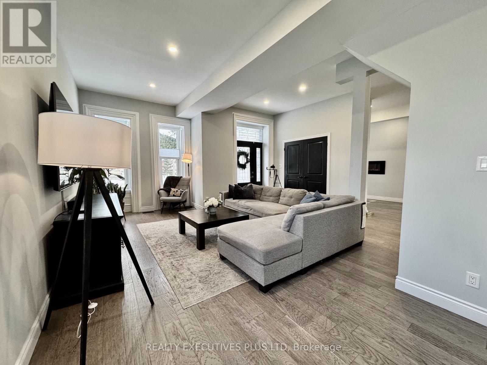 6 Elgin Street N, Cambridge, Ontario  N1R 5G7 - Photo 4 - X12371056
