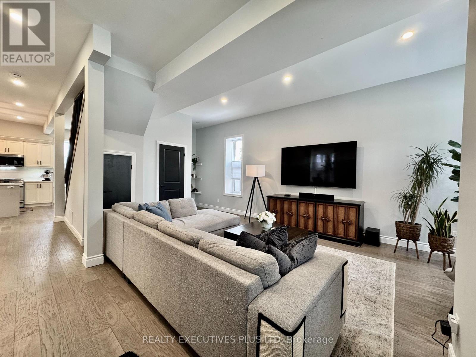 6 Elgin Street N, Cambridge, Ontario  N1R 5G7 - Photo 5 - X12371056