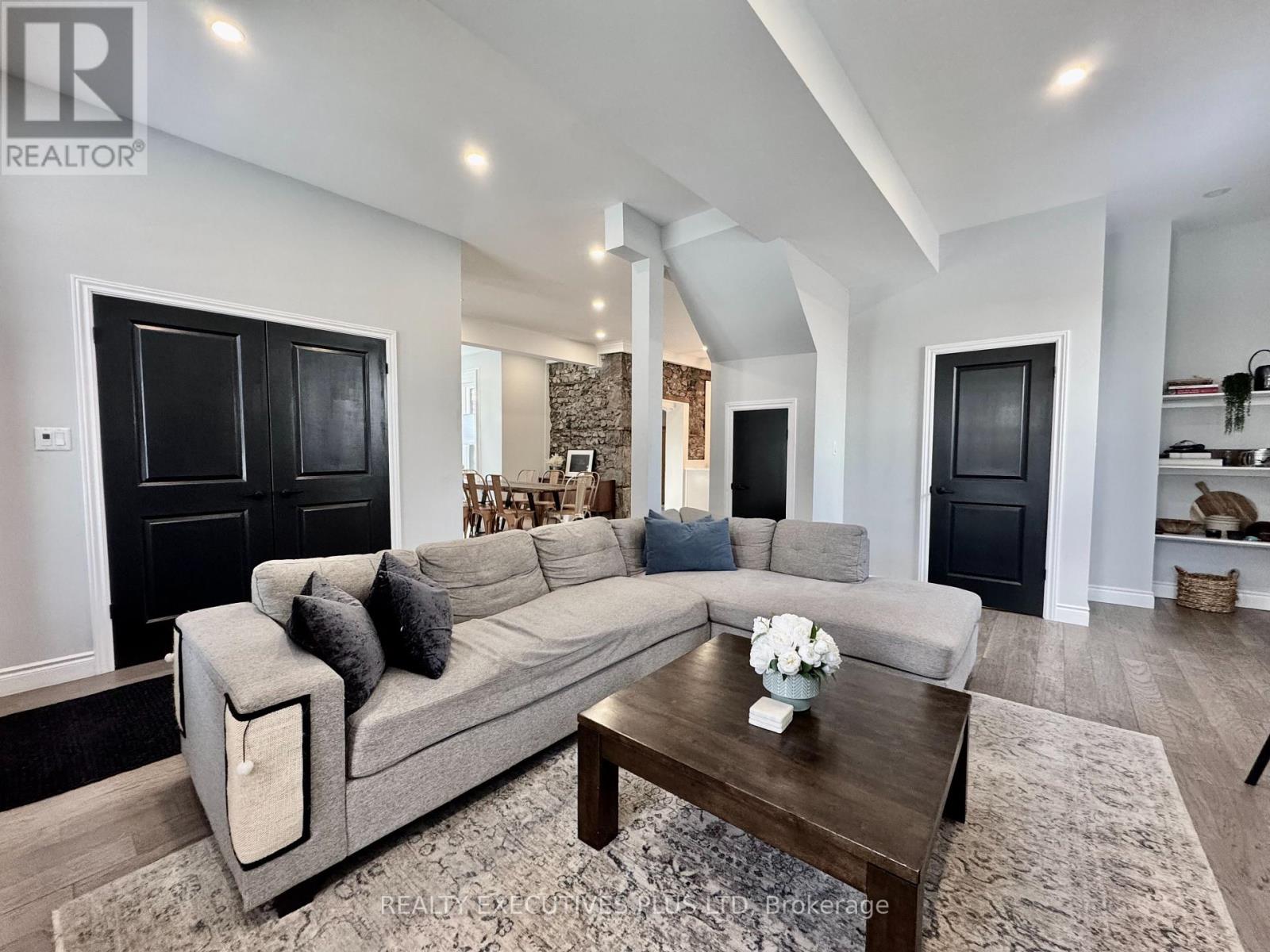 6 Elgin Street N, Cambridge, Ontario  N1R 5G7 - Photo 6 - X12371056