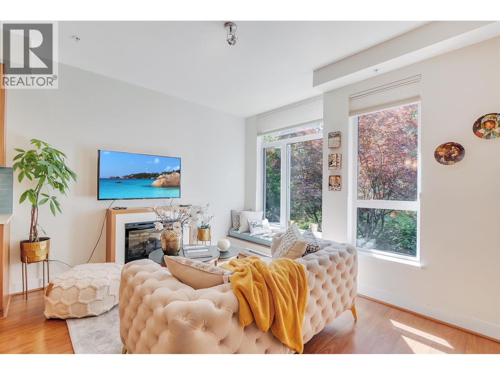 204 735 W 15TH STREET, North Vancouver, British Columbia