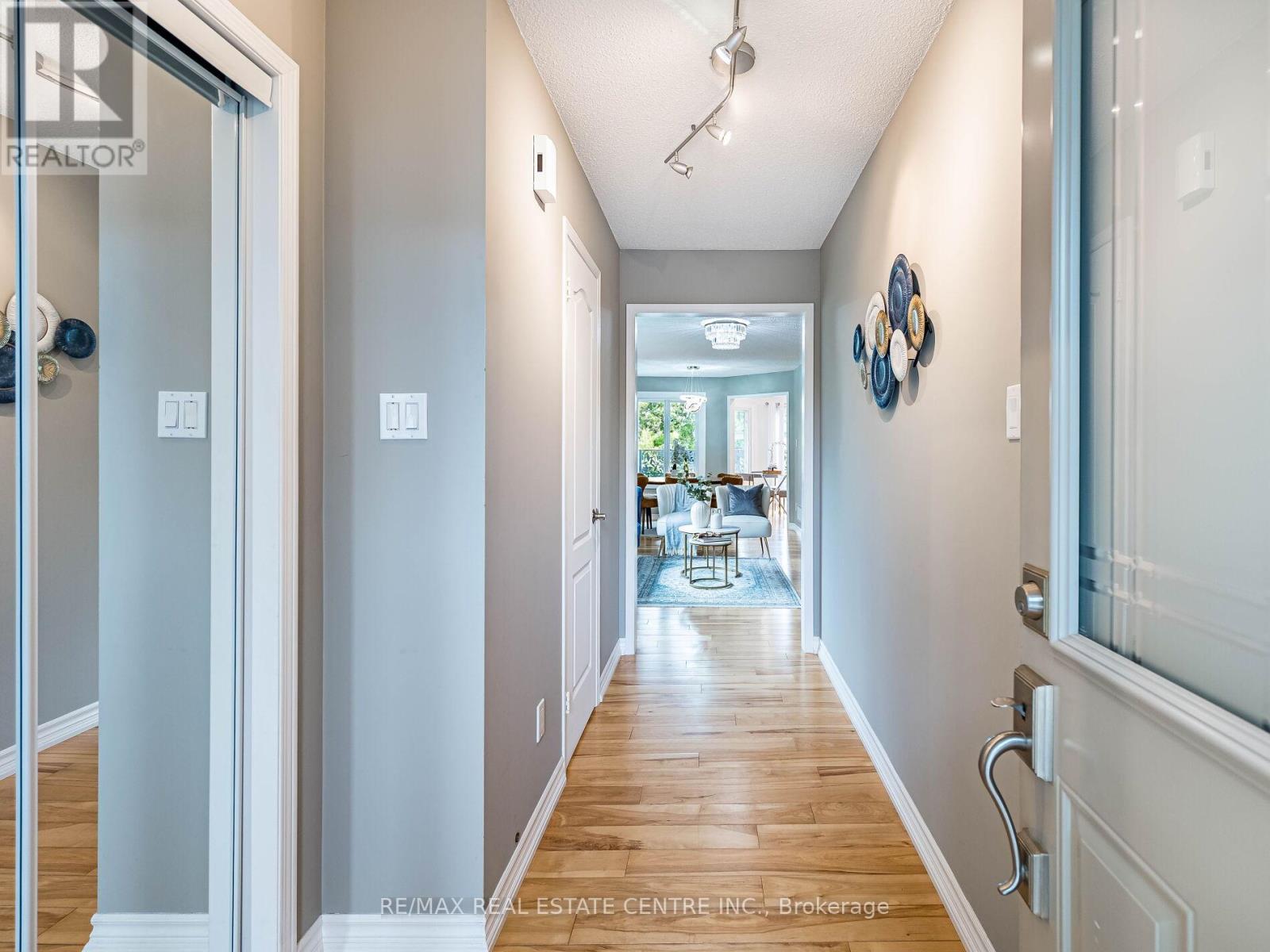 1126 Westview Terrace S, Oakville, Ontario  L6M 3M1 - Photo 5 - W12371075