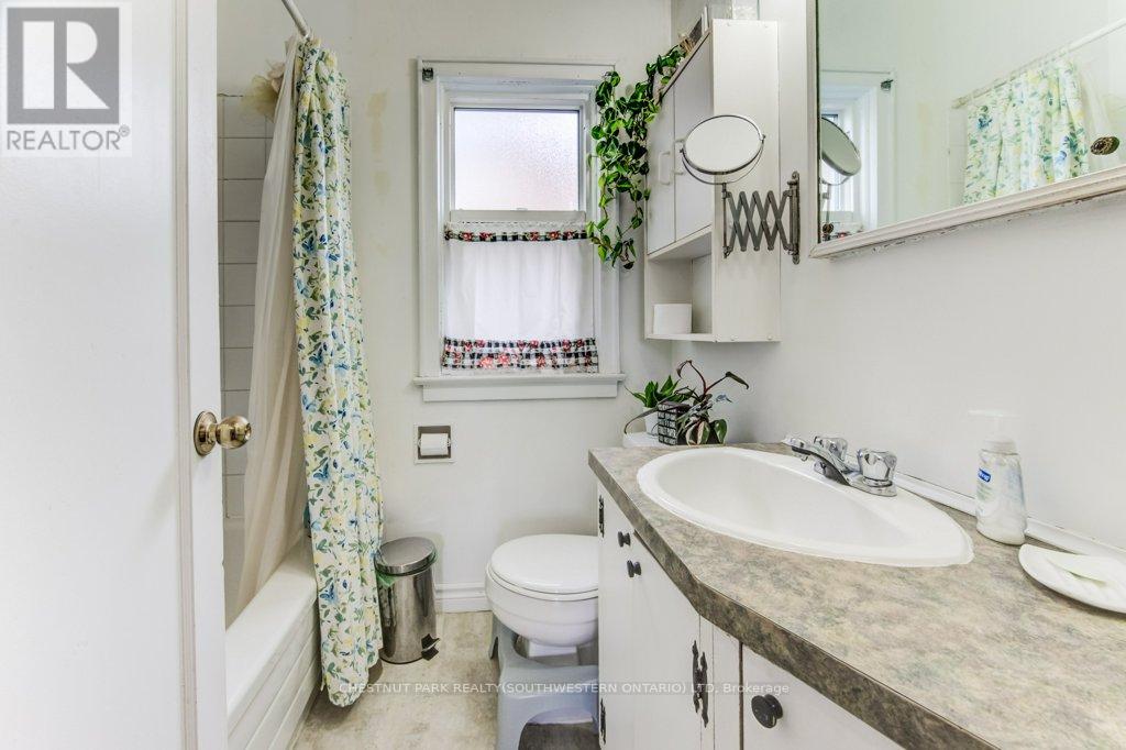 56 Lilac Street, Waterloo, Ontario  N2G 3A8 - Photo 8 - X12371102