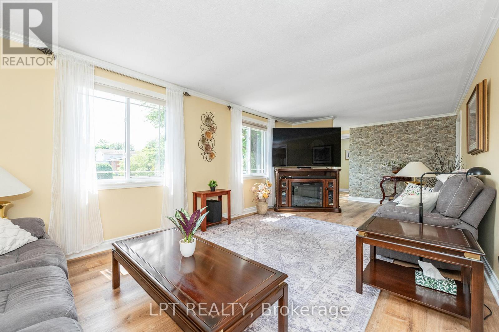 9 Dallaire Crescent, Ottawa, Ontario  K0A 2Z0 - Photo 5 - X12371229