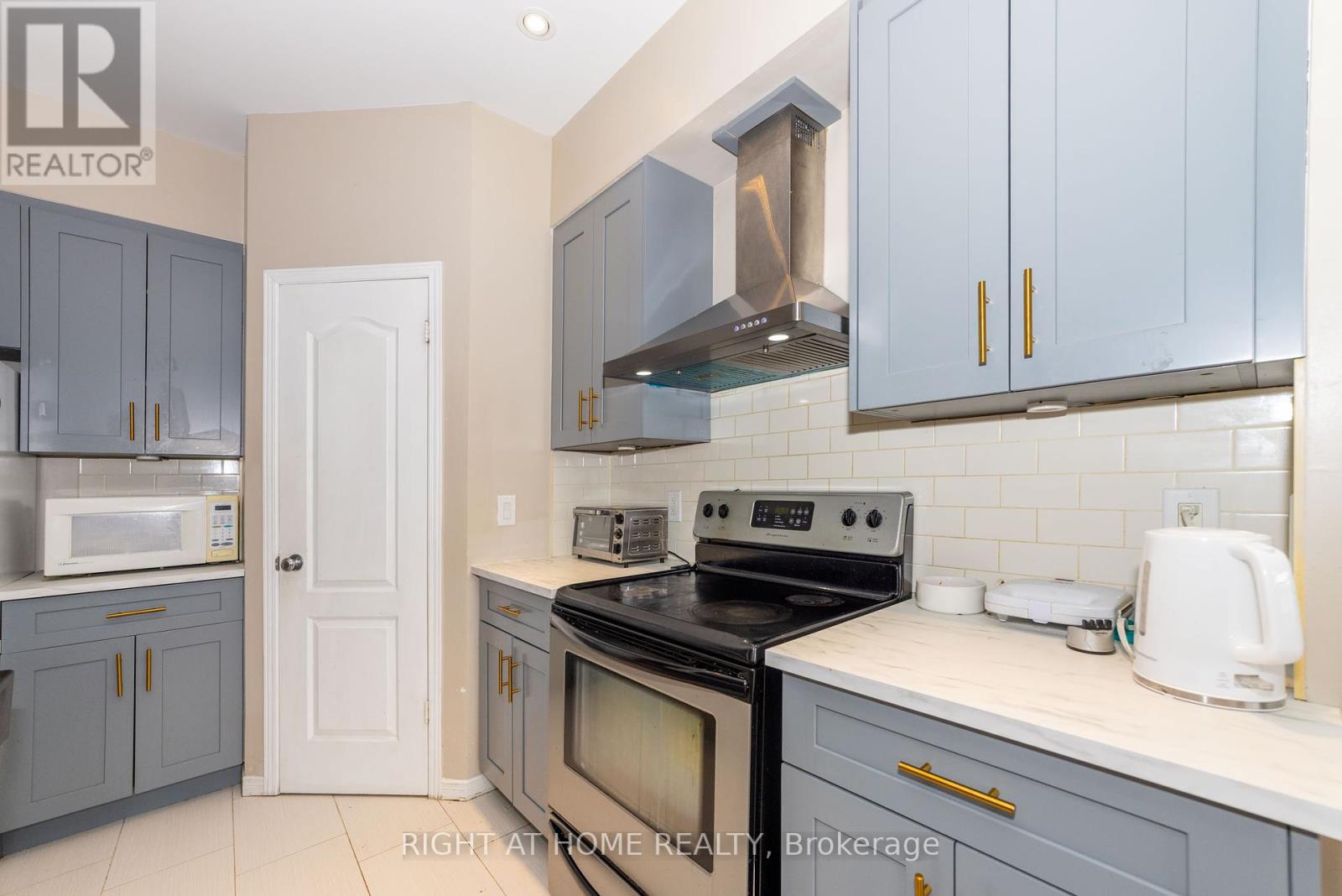 241 Badgeley Avenue, Ottawa, Ontario  K2T 0A7 - Photo 10 - X12371231