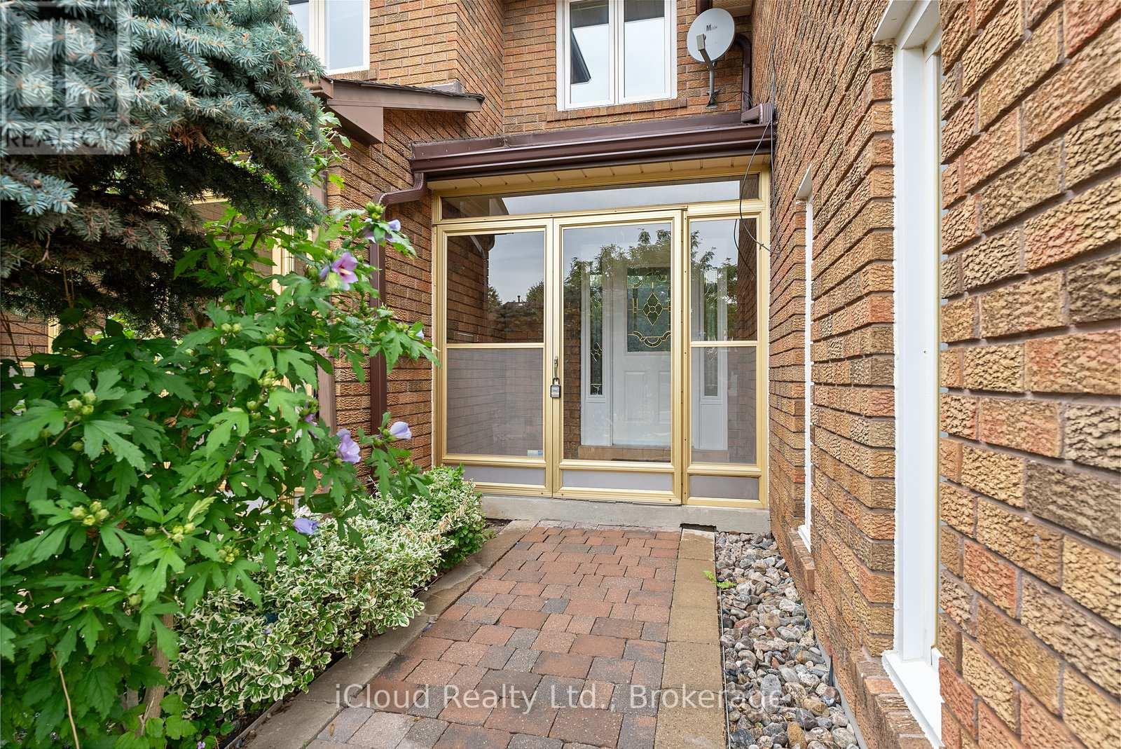 75 Bremen Lane, Mississauga, Ontario  L5M 1G7 - Photo 3 - W12371195