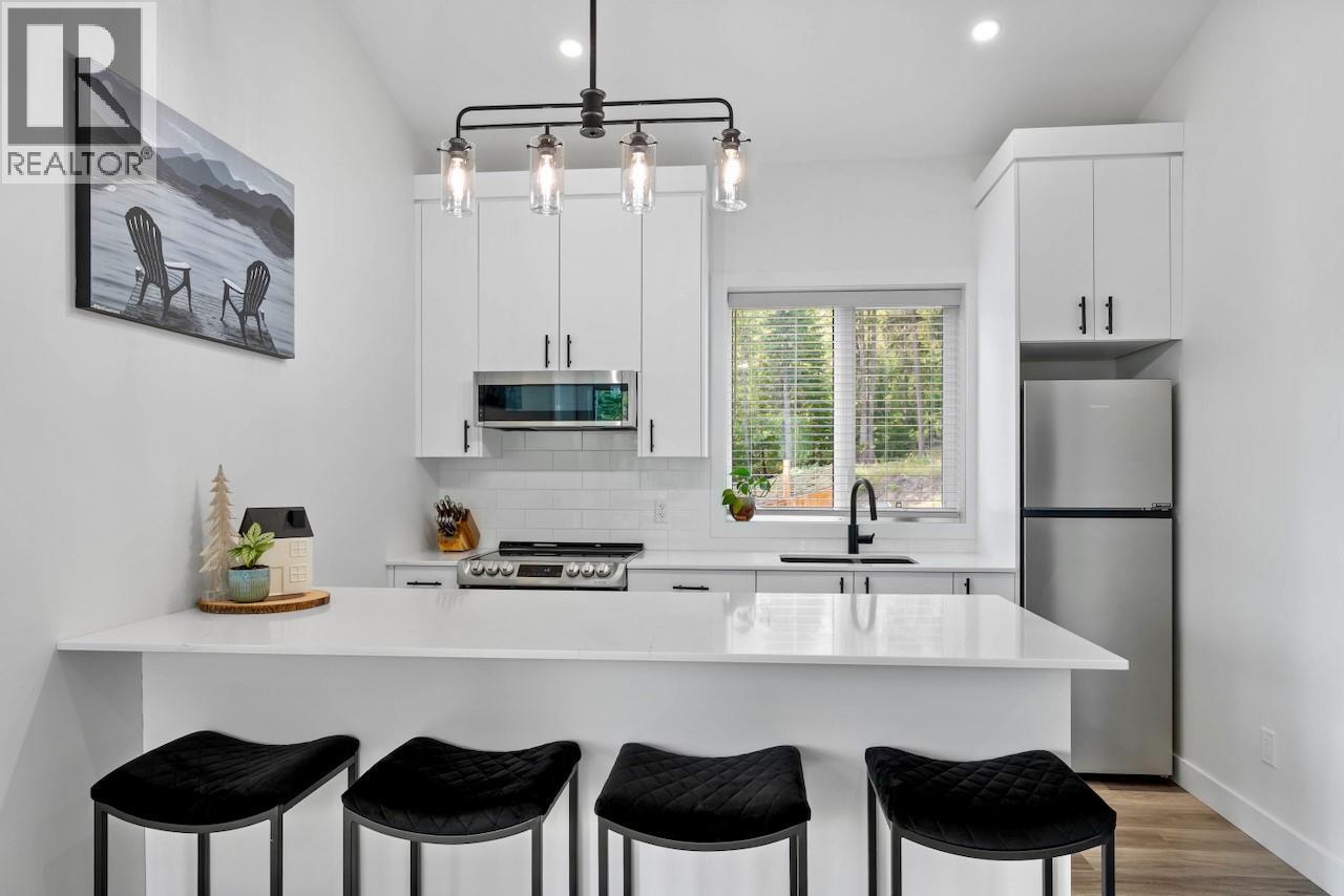 2731 Fairview Road, Anglemont, British Columbia V0E 1M8 - Photo 11 - 10360837