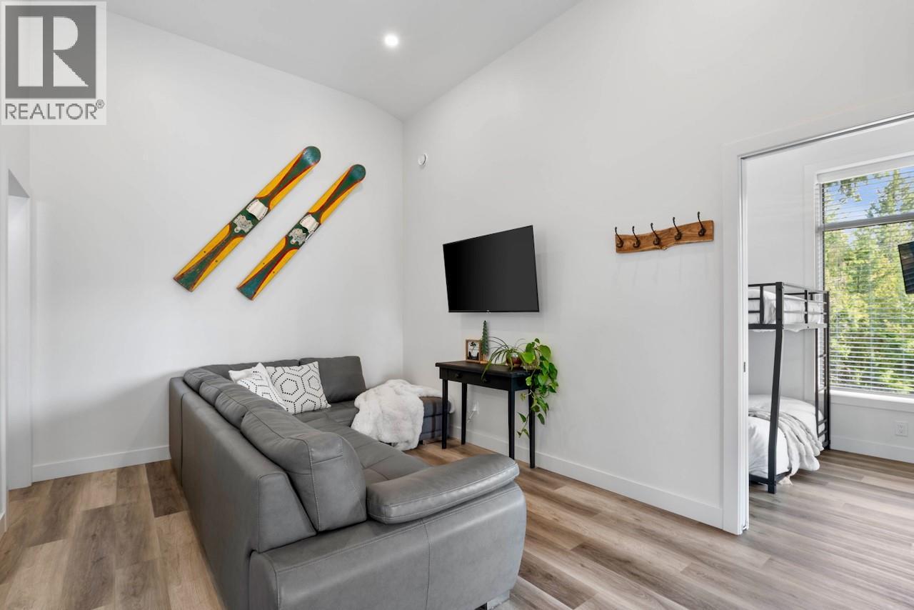 2731 Fairview Road, Anglemont, British Columbia V0E 1M8 - Photo 14 - 10360837