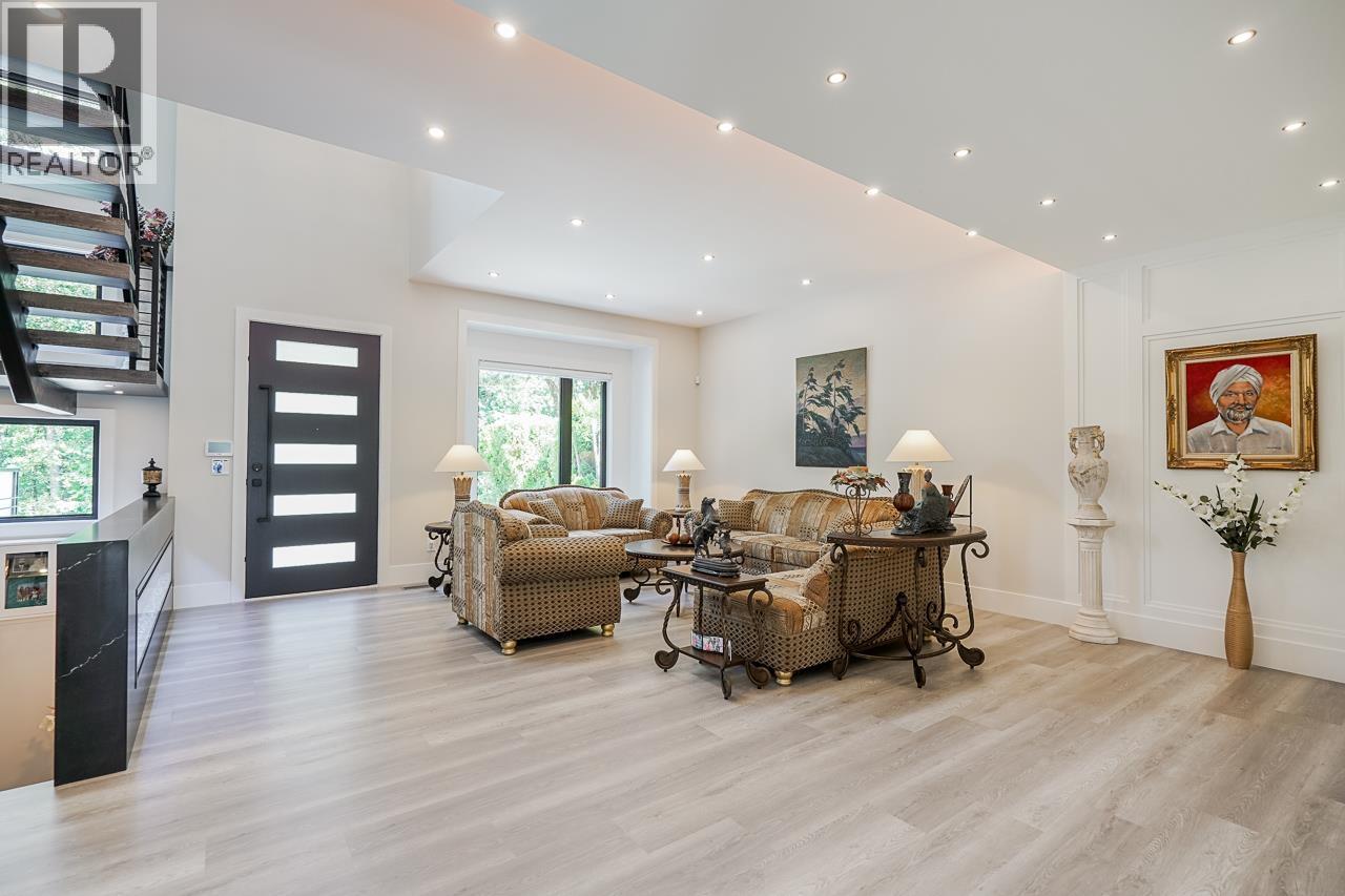 Listing Picture 2 of 40 : 8230 LAKEFIELD DRIVE, Burnaby / 本拿比 - 魯藝地產 Yvonne Lu Group - MLS Medallion Club Member